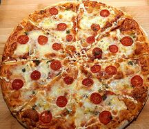 Пицца с моцареллой и черри