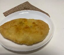 Пирожок с луком и яйцом