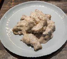 Свинина в сливочном соусе с грибами