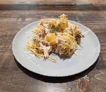 Салат с копченой курицей и ананасами