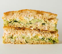 Авокадо и яйцо