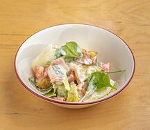 Салат с лососем, картофелем и копченой сметаной