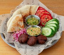 Тарелка с фалафелем