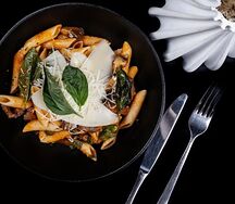 Пенне с говядиной в томатном соусе 