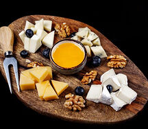 Сырная тарелка из молодых сыров 