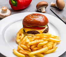 Бургер с говядиной и картофелем фри