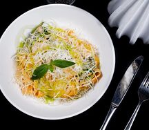 Феттуччине с лососем и цукини