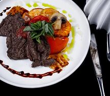 Медальоны на гриле с овощами