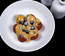 Творожные пончики с вареной сгущенкой