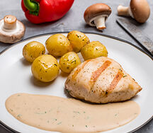 Филе цыпленка с картофелем беби и кунжутным соусом