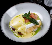 Брускетта с лососем, авокадо и сливочным сыром