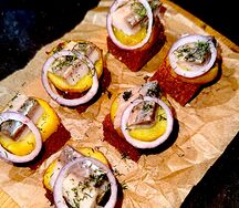 Атлантическая селедь с зеленью, маринованным луком и картофелем 