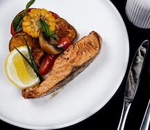 Запечённый лосось с овощами