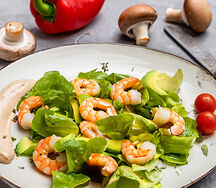 Салат с креветками, авокадо и ореховым соусом