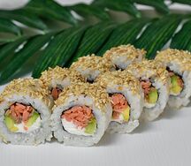Ролл жареный Лосось с кунжутом