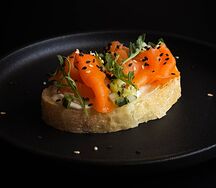 Брускетта с лососем и битыми огурцами