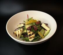 Салат со спелой клубникой и жареным сыром