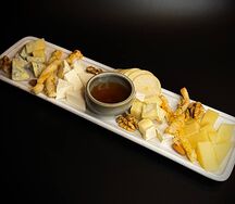 Сырная тарелка с фермерскими сырами