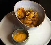 Креветки в кляре с соусом Том ям