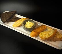 Хлебная корзина со взбитым маслом