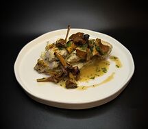 Филе цыпленка с трюфельным пюре и лисичками