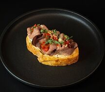 Брускетта с ростбифом и перцем конфи