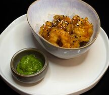 Креветки в кляре с соусом Васаби