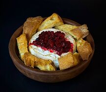 Запеченный камамбер с брусничным соусом