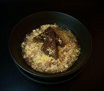 Луковый суп с бородинской гренкой