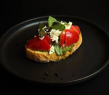 Брускетта с томатами и страчателлой