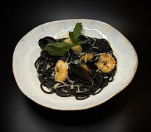 Спагетти неро с морепродуктами