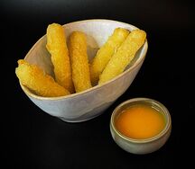 Сырные палочки с соусом манго-чили