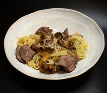 Феттуччине с лисичками и ростбифом