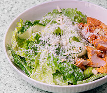 Салат с жареным цыпленком и романо