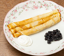 Блины с джемом и сметаной