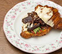 Круассан с рубленым стейком