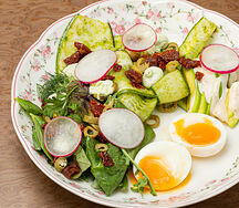 Зеленый завтрак с яйцом, вялеными томатами и кремом фета