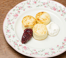 Сырники с джемом и сметаной