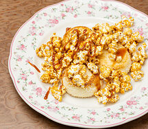 Кокосовые сырники с попкорном и соленой карамелью