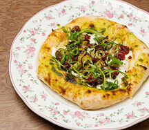 Домашняя лепешка с оливками и вялеными томатами