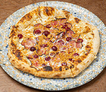 Пицца с кониной, камамбером, вишней и кортом