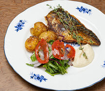 Жареная скумбрия с картофелем и сливочным хреном