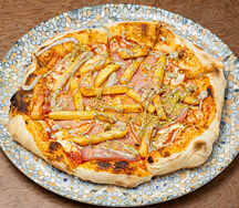 Пицца с мортаделлой, картофелем фри и трюфельным соусом