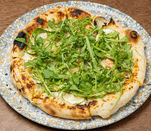 Пицца с форелью, маринованными кабачками и рукколой