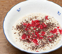 Овсяная каша с шоколадной крошкой, малиной и лемонграссом