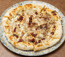 Пицца с курицей, сезонными грибами и вялеными томатами