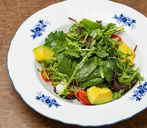 Салат с цыпленком и йогуртовой заправкой 