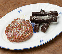 Тартар из говядины с гренками и пармезаном