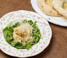 Буррата с сезонными фруктами и бальзамическим уксусом