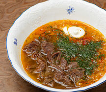 Щи с говяжьими ребрами и сметаной